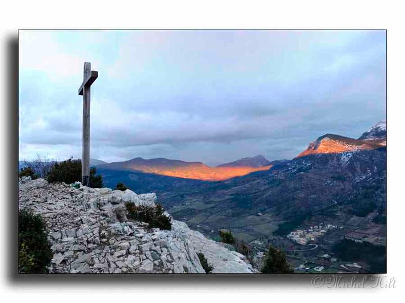 36-MH05071-vallee-de-l-oule-et-pas-de-l-eygue.jpg - croix sur le rocher du Caire